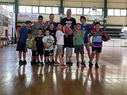 Summer Camp &Epsilon;&rho;&alpha;&sigma;&iota;&tau;έ&chi;&nu;&eta; &Omicron;&Phi;&Eta;: &Omicron; &Nu;ί&kappa;&omicron;&sigmaf; &Mu;&pi;&omicron;&chi;&omega;&rho;ί&delta;&eta;&sigmaf; &delta;ί&delta;&alpha;&xi;&epsilon; &sigma;&tau;&alpha; &pi;&alpha;&iota;&delta;&iota;ά &tau;&alpha; &mu;&upsilon;&sigma;&tau;&iota;&kappa;ά &tau;&omicron;&upsilon; &mu;&pi;ά&sigma;&kappa;&epsilon;&tau;