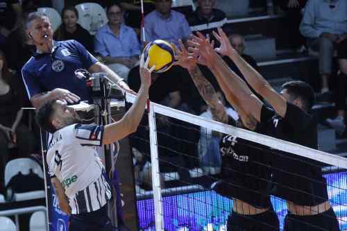 Volley League: &Pi;&alpha;&rho;έ&mu;&epsilon;&iota;&nu;&epsilon; &sigma;&tau;&eta;&nu; 3&eta; &theta;έ&sigma;&eta; &omicron; &Omicron;&Phi;&Eta;-&Eta; &sigma;&kappa;έ&psi;&eta; &sigma;&tau;&omicron;&nu; &Pi;&alpha;&nu;&iota;ώ&nu;&iota;&omicron;