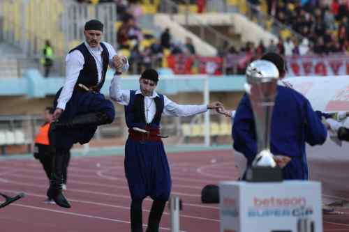 &Omicron; &gamma;&epsilon;&nu;&nu;&alpha;ί&omicron;&sigmaf; &Omicron;&Phi;&Eta; &pi;&omicron;&upsilon; &kappa;&alpha;&rho;&delta;&iota;&omicron;&chi;&tau;ύ&pi;&eta;&sigma;&epsilon; &tau;&omicron;&nu; &Omicron;&lambda;&upsilon;&mu;&pi;&iota;&alpha;&kappa;ό &kappa;&alpha;&iota; &omicron;&iota; &mu;&epsilon;&gamma;ά&lambda;&epsilon;&sigmaf; &sigma;&tau;&iota;&gamma;&mu;έ&sigmaf; &tau;&omicron;&upsilon; &Sigma;&omicron;ύ&pi;&epsilon;&rho; &Kappa;&alpha;&pi;