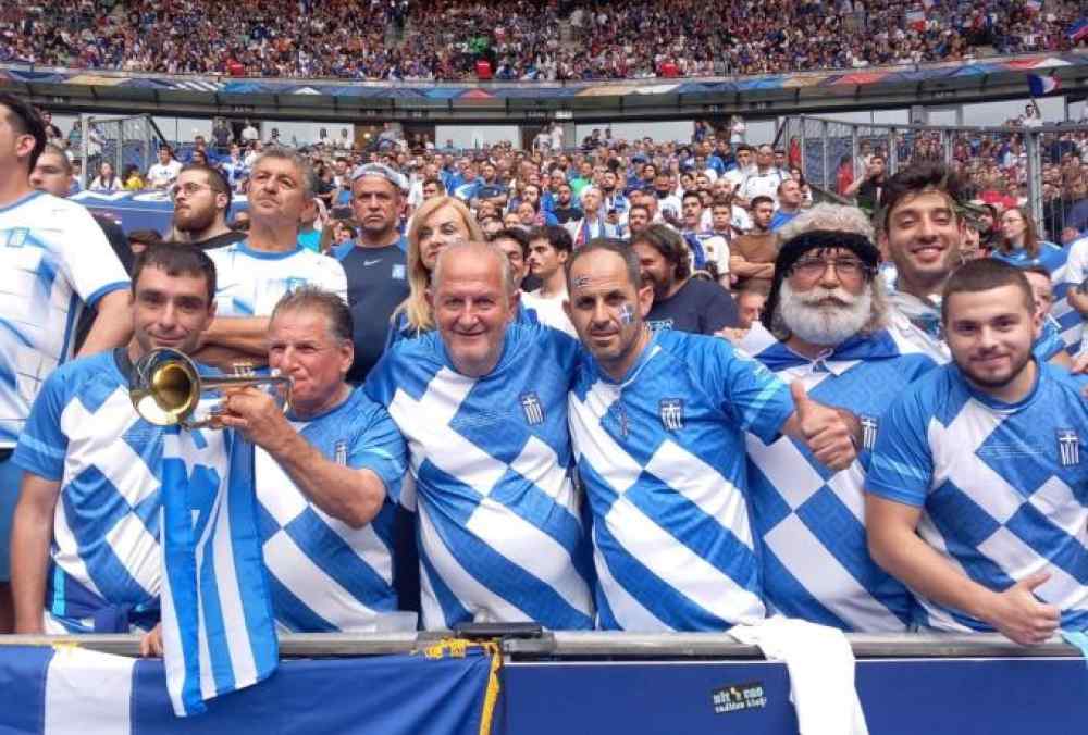 O &Phi;ά&rho;&omicron;&sigmaf; &tau;&eta;&sigmaf; &Epsilon;&theta;&nu;&iota;&kappa;ή&sigmaf; &sigma;&beta;ή&nu;&epsilon;&iota; &tau;&alpha; &phi;ώ&tau;&alpha; &tau;&omicron;&upsilon; &mu;&epsilon;&tau;ά &alpha;&pi;&omicron; 20 &chi;&rho;ό&nu;&iota;&alpha;