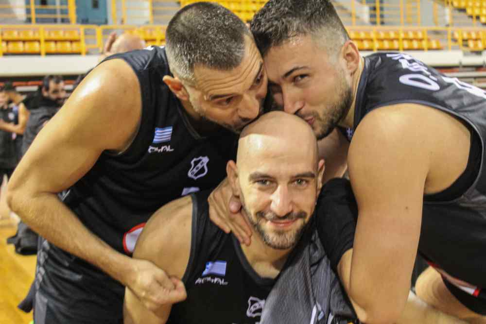 &Alpha;&phi;&epsilon;&nu;&tau;&iota;&kappa;ό &omicron; &Omicron;&Phi;&Eta;-&Mu;&epsilon; 8 &tau;&rho;ί&pi;&omicron;&nu;&tau;&alpha; &pi;ή&rho;&epsilon; &tau;&omicron; &tau;&omicron;&pi;&iota;&kappa;ό &nu;&tau;έ&rho;&mu;&pi;&iota; (VIDEOS)