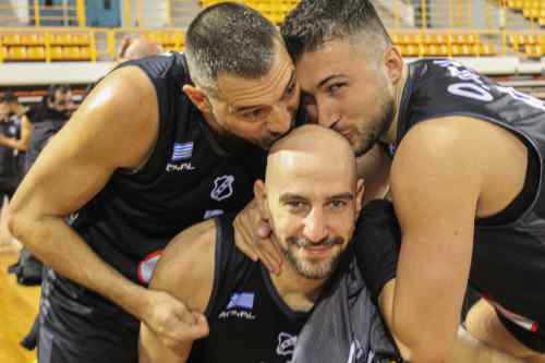 &Alpha;&phi;&epsilon;&nu;&tau;&iota;&kappa;ό &omicron; &Omicron;&Phi;&Eta;-&Mu;&epsilon; 8 &tau;&rho;ί&pi;&omicron;&nu;&tau;&alpha; &pi;ή&rho;&epsilon; &tau;&omicron; &tau;&omicron;&pi;&iota;&kappa;ό &nu;&tau;έ&rho;&mu;&pi;&iota; (VIDEOS)