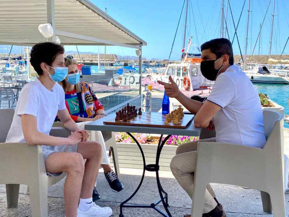 &Omicron; &Alpha;&upsilon;&gamma;&epsilon;&nu;ά&kappa;&eta;&sigmaf; &sigma;&upsilon;&nu;ά&nu;&tau;&eta;&sigma;&epsilon; &tau;&omicron;&nu; 16&chi;&rho;&omicron;&nu;&omicron; &pi;&rho;&omega;&tau;&alpha;&theta;&lambda;&eta;&tau;ή &tau;&omicron;&upsilon; &Omicron;&Phi;&Eta;