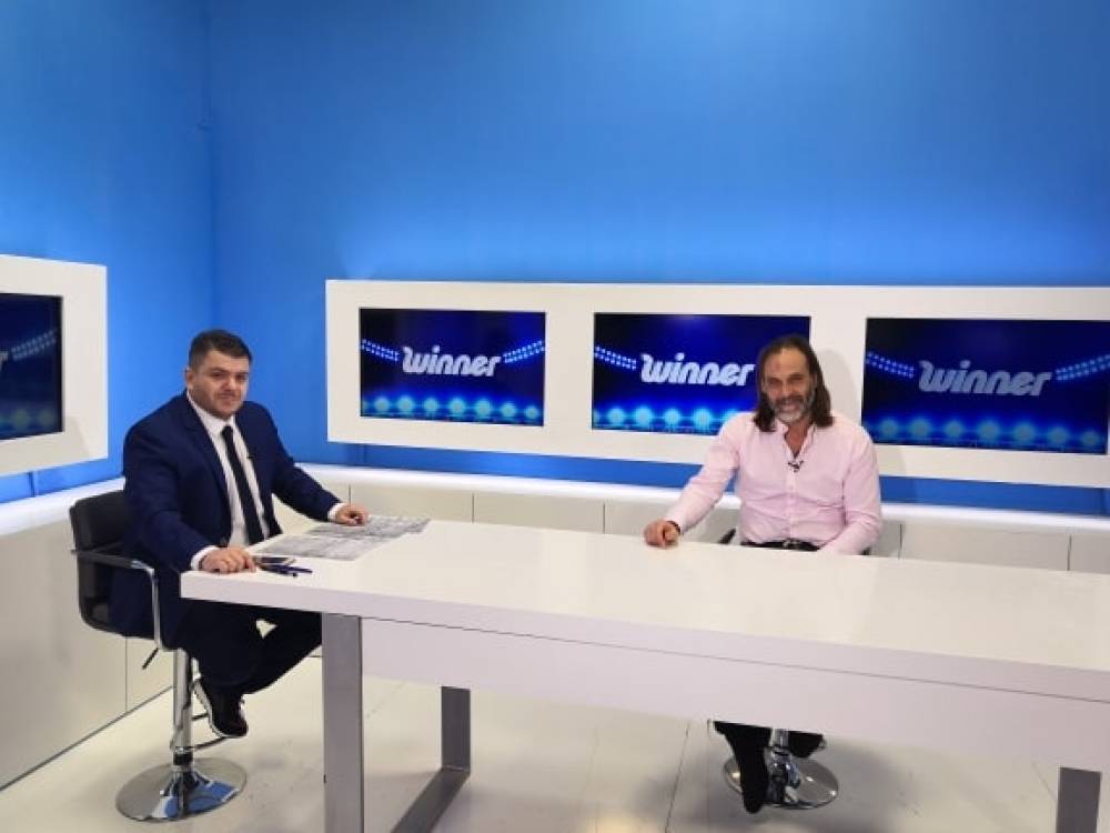 &Alpha;&pi;&omicron;&kappa;&alpha;&lambda;&upsilon;&pi;&tau;&iota;&kappa;ό&sigmaf; &Gamma;&iota;ά&nu;&nu;&eta;&sigmaf; &Tau;ά&tau;&sigma;&eta;&sigmaf; &sigma;&tau;&omicron; WINNER: "O &Omicron;&upsilon;έ&sigmaf; &epsilon;ί&nu;&alpha;&iota; &pi;&alpha;ί&kappa;&tau;&eta;&sigmaf; &mu;&epsilon; &epsilon;&xi;&alpha;&iota;&rho;&epsilon;&tau;&iota;&kappa;ά &chi;&alpha;&rho;&alpha;&kappa;&tau;&eta;&rho;&iota;&sigma;&tau;&iota;&kappa;ά"