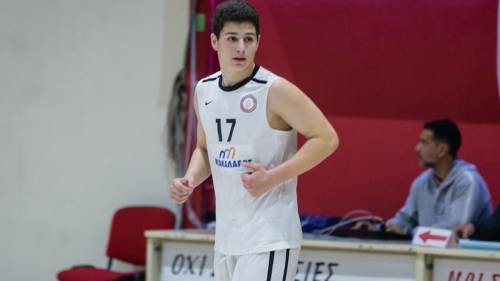 &Tau;&rho;&alpha;&gamma;&omega;&delta;ί&alpha;: 18&chi;&rho;&omicron;&nu;&omicron;&sigmaf; &alpha;&theta;&lambda;&eta;&tau;ή&sigmaf; έ&phi;&upsilon;&gamma;&epsilon; &sigma;&tau;&eta;&nu; ά&sigma;&phi;&alpha;&lambda;&tau;&omicron;