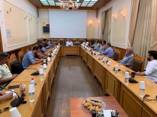 &Sigma;&tau;&omicron;&nu; &Pi;&epsilon;&rho;&iota;&phi;&epsilon;&rho;&epsilon;&iota;ά&rho;&chi;&eta; &omicron;&iota; &omicron;&mu;ά&delta;&epsilon;&sigmaf; &tau;&eta;&sigmaf; &Kappa;&rho;ή&tau;&eta;&sigmaf;