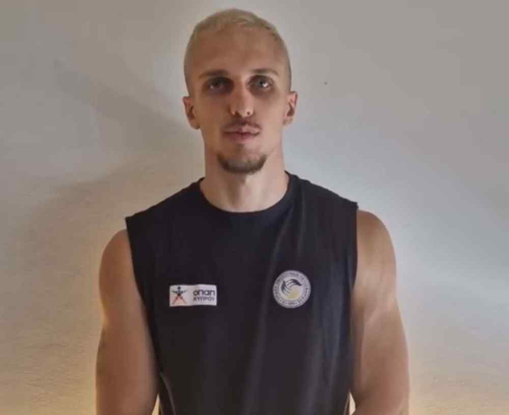 &Mu;ά&rho;&iota;&omicron;&sigmaf; &Sigma;&tau;&rho;&omicron;&upsilon;&gamma;&kappa;ά&rho;&epsilon;&beta;&iota;&tau;&sigmaf;: "&Epsilon;ί&mu;&alpha;&iota; &epsilon;&upsilon;&tau;&upsilon;&chi;&iota;&sigma;&mu;έ&nu;&omicron;&sigmaf; &pi;&omicron;&upsilon; &theta;&alpha; &alpha;&gamma;&omega;&nu;ί&zeta;&omicron;&mu;&alpha;&iota; &sigma;&tau;&eta;&nu; &iota;&sigma;&tau;&omicron;&rho;&iota;&kappa;ή &omicron;&mu;ά&delta;&alpha; &tau;&eta;&sigmaf; &Kappa;&rho;ή&tau;&eta;&sigmaf;" (VIDEO)