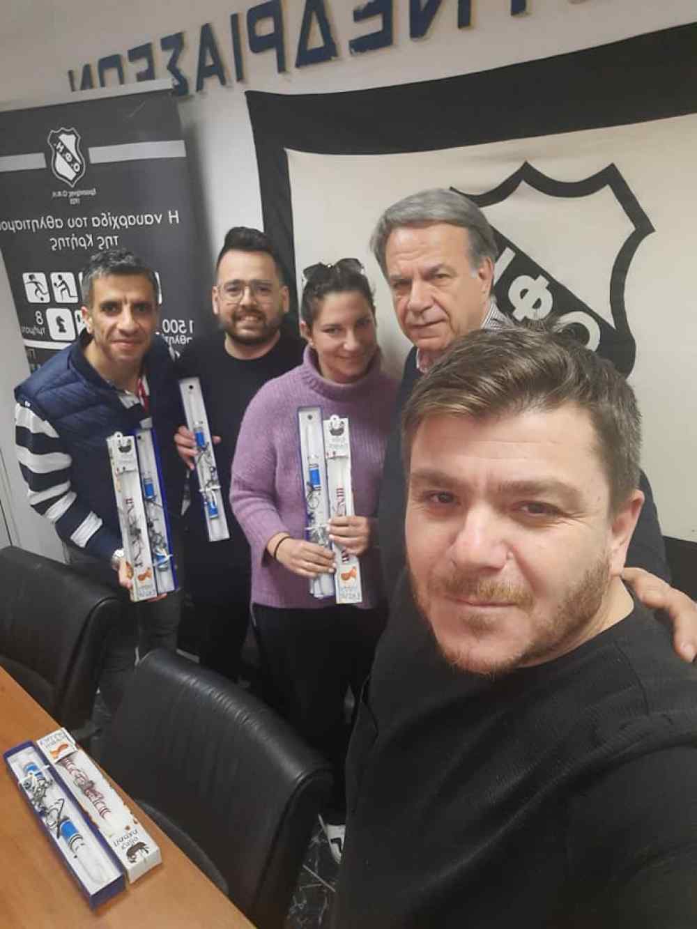 &Mu;&omicron;ί&rho;&alpha;&sigma;&epsilon; &lambda;&alpha;&mu;&pi;ά&delta;&epsilon;&sigmaf; &omicron; &Delta;&eta;&mu;ή&tau;&rho;&eta;&sigmaf;