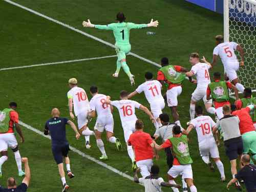 H &mu;&epsilon;&gamma;&alpha;&lambda;ύ&tau;&epsilon;&rho;&eta; έ&kappa;&pi;&lambda;&eta;&xi;&eta; &tau;&omicron;&upsilon; EURO 2020: &Eta; &epsilon;&pi;&iota;&kappa;ή &pi;&rho;ό&kappa;&rho;&iota;&sigma;&eta; &tau;&eta;&sigmaf; &Epsilon;&lambda;&beta;&epsilon;&tau;ί&alpha;&sigmaf; &epsilon;&pi;ί &tau;&eta;&sigmaf; &Gamma;&alpha;&lambda;&lambda;ί&alpha;&sigmaf; (VIDEO)