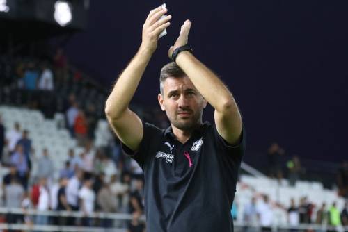 &Sigma;&tau;&omicron; &pi;&omicron;&delta;ό&sigma;&phi;&alpha;&iota;&rho;&omicron; &pi;&alpha;ί&zeta;&epsilon;&iota; &kappa;&alpha;&iota; &omicron; &alpha;&nu;&tau;ί&pi;&alpha;&lambda;&omicron;&sigmaf;
