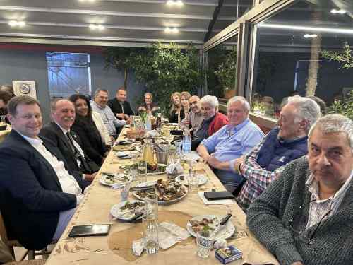 &Tau;&omicron; &alpha;&pi;&omicron;&chi;&alpha;&iota;&rho;&epsilon;&tau;&iota;&sigma;&tau;ή&rho;&iota;&omicron; &delta;&epsilon;ί&pi;&nu;&omicron; &tau;&omicron;&upsilon; &Epsilon;&Alpha;&Kappa;&Eta; &sigma;&tau;&eta;&nu; &Epsilon;&Omicron;&Pi;&Epsilon;: "&Delta;&epsilon;&nu; &lambda;έ&mu;&epsilon; &alpha;&nu;&tau;ί&omicron;, &alpha;&lambda;&lambda;ά &epsilon;&iota;&sigmaf; &tau;&omicron; &epsilon;&pi;&alpha;&nu;&iota;&delta;&epsilon;ί&nu;"