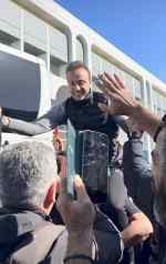 &Sigma;ή&kappa;&omega;&sigma;&alpha;&nu; &sigma;&tau;&alpha; &chi;έ&rho;&iota;&alpha; &tau;&omicron;&nu; &Chi;&rho;ή&sigma;&tau;&omicron; &Kappa;ό&nu;&tau;&eta; &omicron;&iota; &phi;ί&lambda;&alpha;&theta;&lambda;&omicron;&iota; &tau;&omicron;&upsilon; &Omicron;&Phi;&Eta; &sigma;&tau;&omicron; &alpha;&epsilon;&rho;&omicron;&delta;&rho;ό&mu;&iota;&omicron;! (VIDEO)