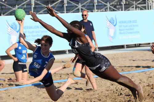 H E&theta;&nu;&iota;&kappa;ή &omicron;&mu;ά&delta;&alpha; &gamma;&upsilon;&nu;&alpha;&iota;&kappa;ώ&nu; Beach Hanball &theta;&alpha; &upsilon;&pi;&epsilon;&rho;&alpha;&sigma;&pi;&iota;&sigma;&tau;&epsilon;ί &tau;&omicron;&nu; &Pi;&alpha;&gamma;&kappa;ό&sigma;&mu;&iota;&omicron; &tau;ί&tau;&lambda;&omicron; &tau;&eta;&sigmaf;!
