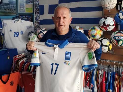 &Beta;ά&zeta;&epsilon;&iota; ...&pi;&lambda;ά&tau;&eta; &gamma;&iota;&alpha; &tau;&eta;&nu; &Epsilon;&lambda;&lambda;ά&delta;&alpha; &mu;&epsilon; &mu;&iota;&alpha; &iota;&sigma;&tau;&omicron;&rho;&iota;&kappa;ή &phi;&alpha;&nu;έ&lambda;&alpha;