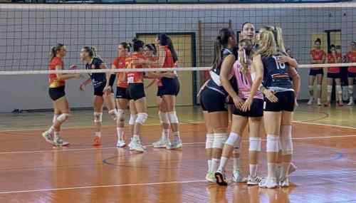 &Sigma;&tau;&eta;&nu; &Theta;&epsilon;&sigma;&sigma;&alpha;&lambda;&omicron;&nu;ί&kappa;&eta; &mu;&epsilon; &tau;&omicron;&nu; &Pi;&epsilon;&rho;&sigma;έ&alpha; &gamma;&iota;&alpha; &tau;&eta;&nu; &pi;&rho;ώ&tau;&eta; &nu;ί&kappa;&eta; &tau;&alpha; &kappa;&omicron;&rho;ί&tau;&sigma;&iota;&alpha; &tau;&omicron;&upsilon; &Omicron;&Phi;&Eta;