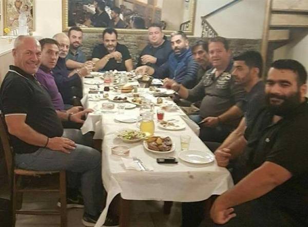 &Omicron; &Omicron;&Phi;&Eta; &sigma;&tau;&omicron;&nu; "&alpha;&sigma;&pi;&rho;ό&mu;&alpha;&upsilon;&rho;&omicron;" &Kappa;&rho;&omicron;&upsilon;&sigma;ώ&nu;&alpha;!