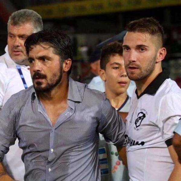 &Omicron; &Alpha;&lambda;έ&xi;&eta;&sigmaf; &upsilon;&mu;&nu;&epsilon;ί &tau;&omicron;&nu; &Gamma;&kappa;&alpha;&tau;&omicron;ύ&zeta;&omicron;!