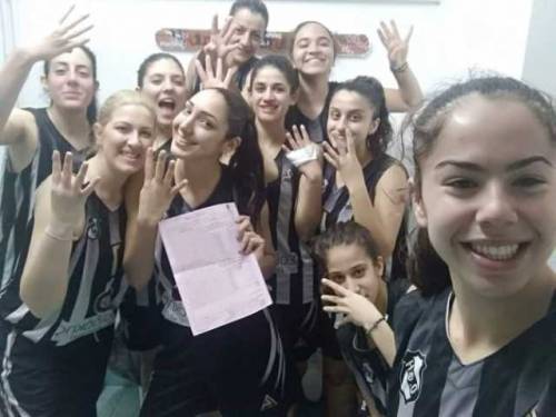 &Tau;&eta;&nu; &eta;&mu;έ&rho;&alpha; &tau;&eta;&sigmaf; &gamma;&upsilon;&nu;&alpha;ί&kappa;&alpha;&sigmaf;, &sigma;&upsilon;&nu;&epsilon;&chi;ά&rho;&eta; &tau;&iota;&sigmaf; &gamma;&upsilon;&nu;&alpha;ί&kappa;&epsilon;&sigmaf; &tau;&omicron;&upsilon; &Omicron;&Phi;&Eta;