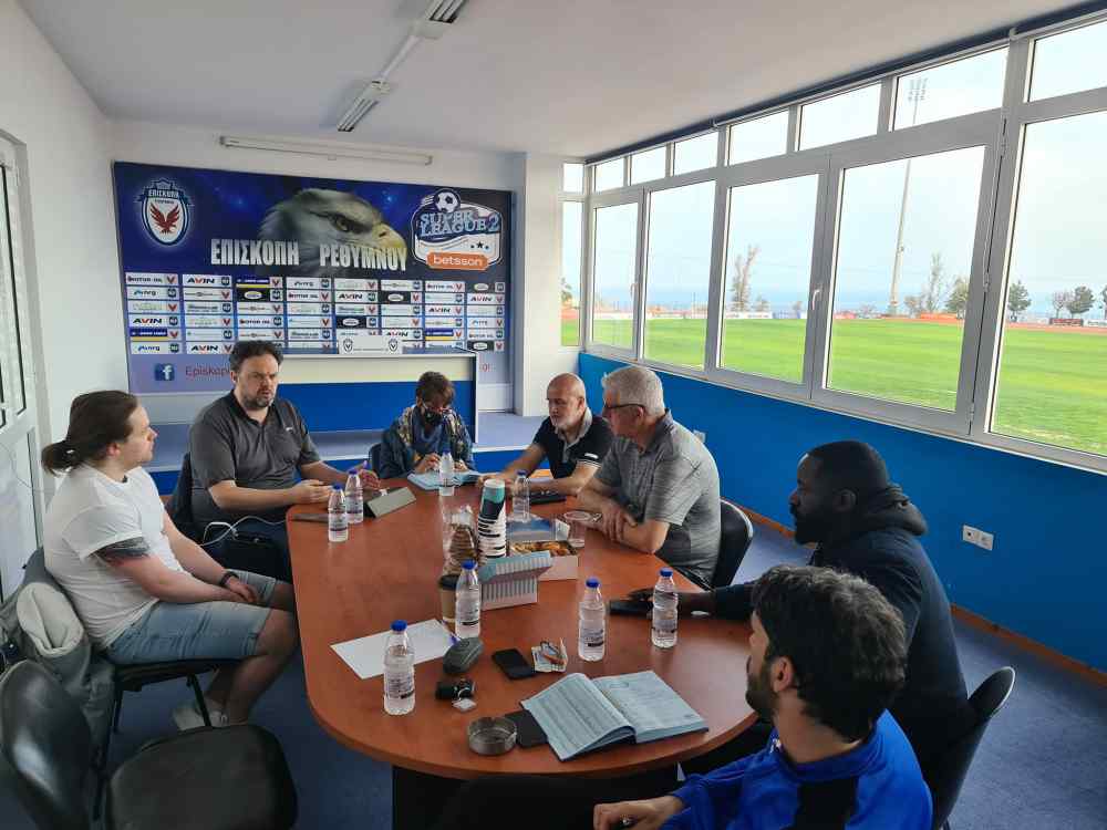 &Alpha;&gamma;&gamma;&lambda;&omicron;&iota; &mu;&pi;&alpha;ί&nu;&omicron;&upsilon;&nu; &sigma;&tau;&eta;&nu; &Epsilon;&pi;&iota;&sigma;&kappa;&omicron;&pi;ή