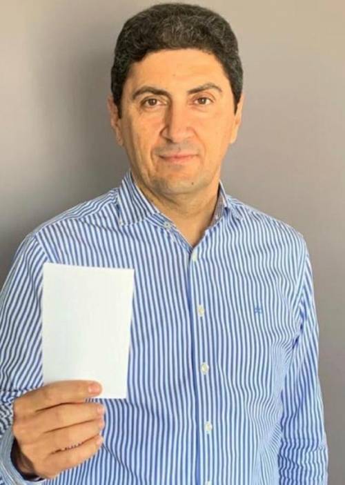&Eta; "&lambda;&epsilon;&upsilon;&kappa;ή &kappa;ά&rho;&tau;&alpha;" &tau;&omicron;&upsilon; &alpha;&theta;&lambda;&eta;&tau;&iota;&sigma;&mu;&omicron;ύ &sigma;&tau;&eta;&nu; &epsilon;&pi;&omicron;&chi;ή &tau;&omicron;&upsilon; "&pi;&omicron;&lambda;έ&mu;&omicron;&upsilon; &mu;&epsilon; &tau;&omicron;&nu; &kappa;&omicron;&rho;&omega;&nu;&omicron;ϊ&omicron;"