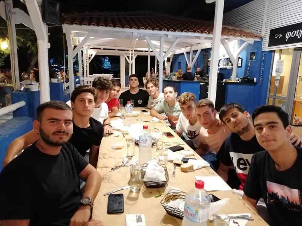 &Epsilon;&chi;&alpha;&sigma;&alpha;&nu; &tau;&eta;&nu; ά&nu;&omicron;&delta;&omicron; &gamma;&iota;&alpha; ...έ&nu;&alpha; &gamma;&kappa;&omicron;&lambda;, &alpha;&lambda;&lambda;ά &pi;&alpha;&rho;&alpha;&mu;έ&nu;&omicron;&upsilon;&nu; &omicron;&iota;&kappa;&omicron;&gamma;έ&nu;&epsilon;&iota;&alpha; (&Phi;&Omega;T&Omicron;&Gamma;&Rho;&Alpha;&Phi;&Iota;&Epsilon;&Sigma;)