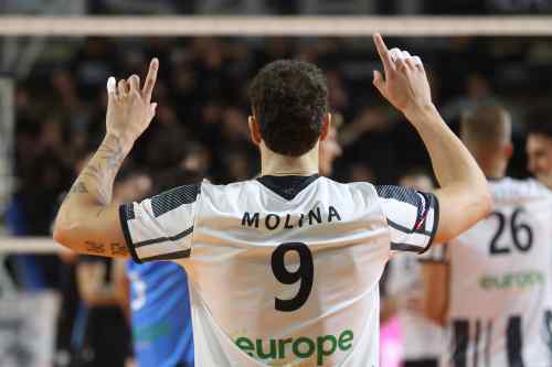 Volley League: &Sigma;&tau;&eta;&nu; 5&eta; &theta;έ&sigma;&eta; &chi;&omega;&rho;ί&sigmaf; &nu;&alpha; &alpha;&gamma;&omega;&nu;&iota;&sigma;&tau;&epsilon;ί &omicron; &Omicron;&Phi;&Eta;-&Omicron;&lambda;&alpha; &tau;&alpha; &alpha;&pi;&omicron;&tau;&epsilon;&lambda;έ&sigma;&mu;&alpha;&tau;&alpha;