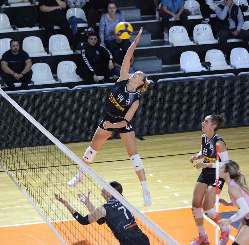 Pre League &Gamma;&upsilon;&nu;&alpha;&iota;&kappa;ώ&nu;: &Sigma;&tau;&eta;&nu; 7&eta; &theta;έ&sigma;&eta; &sigma;&upsilon;&nu;&epsilon;&chi;ί&zeta;&omicron;&upsilon;&nu; &tau;&alpha; &kappa;&omicron;&rho;ί&tau;&sigma;&iota;&alpha; &tau;&omicron;&upsilon; &Omicron;&Phi;&Eta;