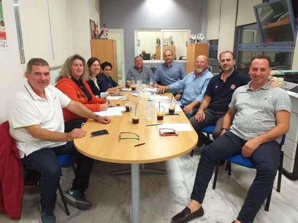 &Omicron; &kappa;&omicron;&rho;&omega;&nu;&omicron;ϊό&sigmaf; έ&beta;&alpha;&lambda;&epsilon;...&tau;&rho;ί&pi;&omicron;&nu;&tau;&omicron; &sigma;&tau;&omicron;&upsilon;&sigmaf; &Beta;&epsilon;&tau;&epsilon;&rho;ά&nu;&omicron;&upsilon;&sigmaf;