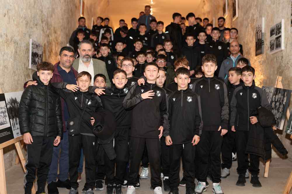 "&Tau;&alpha; &pi;&alpha;&iota;&delta;&iota;ά &tau;&omicron;&upsilon; &Omicron;&Phi;&Eta; &epsilon;ί&delta;&alpha;&nu; &tau;&omicron;&upsilon;&sigmaf; &epsilon;&alpha;&upsilon;&tau;&omicron;ύ&sigmaf; &tau;&omicron;&upsilon;&sigmaf; &sigma;&tau;&iota;&sigmaf; &iota;&sigma;&tau;&omicron;&rho;&iota;&kappa;έ&sigmaf; &phi;&omega;&tau;&omicron;&gamma;&rho;&alpha;&phi;ί&epsilon;&sigmaf;" (VIDEO+&Phi;&Omega;&Tau;&Omicron;&Gamma;&Rho;&Alpha;&Phi;&Iota;&Epsilon;&Sigma;)