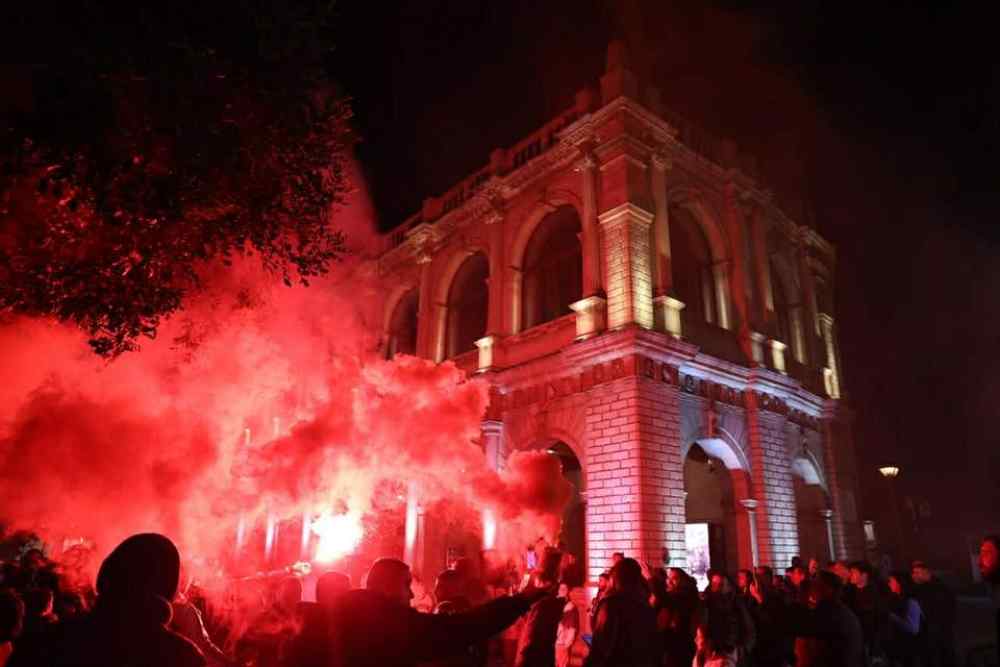 &Alpha;&sigma;&pi;&rho;ό&mu;&alpha;&upsilon;&rho;&eta; &gamma;&iota;&omicron;&rho;&tau;ή &sigma;&epsilon; ό&lambda;&omicron; &tau;&omicron; &Eta;&rho;ά&kappa;&lambda;&epsilon;&iota;&omicron; &gamma;&iota;&alpha; &tau;&alpha; 100 &chi;&rho;ό&nu;&iota;&alpha; &tau;&omicron;&upsilon; &Omicron;&Phi;&Eta;