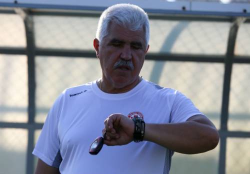 &Mu;&epsilon; &tau;&omicron; &delta;&epsilon;&xi;ί &sigma;&tau;&alpha; &phi;&iota;&lambda;&iota;&kappa;ά &omicron; &Pi;&lambda;&alpha;&tau;&alpha;&nu;&iota;ά&sigmaf;