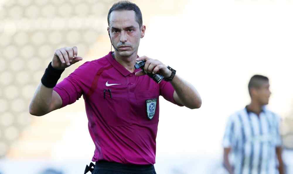 &Omicron; &delta;&iota;&alpha;&iota;&tau;&eta;&tau;ή&sigmaf; &pi;&omicron;&upsilon; &sigma;&phi;&upsilon;&rho;ί&zeta;&epsilon;&iota; &tau;&omicron; &nu;&tau;έ&rho;&mu;&pi;&iota; &tau;&omicron;&upsilon; &Omicron;&Phi;&Eta; &mu;&epsilon; &tau;&omicron;&nu; &Alpha;&rho;&eta;