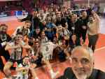 &Eta; &sigma;έ&lambda;&phi;&iota; &tau;&omicron;&upsilon; &Gamma;&iota;ά&nu;&nu;&eta; &Kappa;&alpha;&lambda;&mu;&alpha;&zeta;ί&delta;&eta; &mu;&epsilon;&tau;ά &tau;&omicron; &delta;&iota;&pi;&lambda;ό &tau;&omicron;&upsilon; &Omicron;&Phi;&Eta;: "&Sigma;&upsilon;&gamma;&chi;&alpha;&rho;&eta;&tau;ή&rho;&iota;&alpha; &sigma;&epsilon; ό&lambda;&alpha; &tau;&alpha; &pi;&alpha;&iota;&delta;&iota;ά"