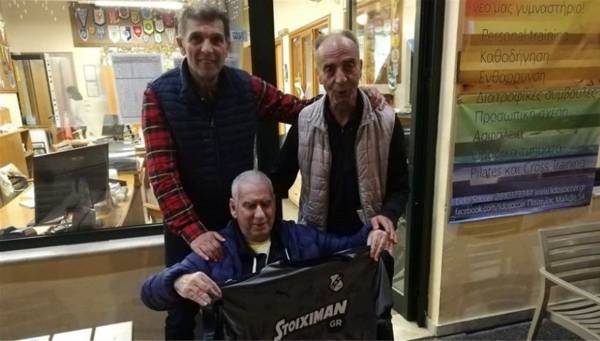 &Omicron;&tau;&alpha;&nu; &omicron; &mu;&epsilon;&gamma;ά&lambda;&omicron;&sigmaf; &Delta;&eta;&mu;ή&tau;&rho;&eta;&sigmaf; &Pi;&alpha;&pi;&alpha;&delta;ό&pi;&omicron;&upsilon;&lambda;&omicron;&sigmaf; &pi;ή&rho;&epsilon; &xi;&alpha;&nu;ά &sigma;&tau;&eta;&nu; &alpha;&gamma;&kappa;&alpha;&lambda;&iota;ά &tau;&omicron;&upsilon; &tau;&eta; &phi;&alpha;&nu;έ&lambda;&alpha; &tau;&omicron;&upsilon; &Omicron;&Phi;&Eta;