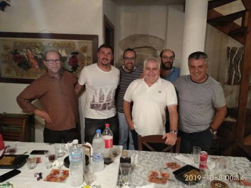 &Mu;&epsilon; &lambda;&alpha;&gamma;ό &kappa;&alpha;&iota; ...&kappa;ό&kappa;&omicron;&rho;&alpha; &alpha;&pi;&omicron;&chi;&alpha;&iota;&rho;έ&tau;&eta;&sigma;&alpha;&nu; &tau;&omicron;&nu; &mu;&epsilon;&gamma;ά&lambda;&omicron; &Gamma;&kappa;ό&rho;&alpha;&nu; &Nu;&tau;&rho;&omicron;ύ&lambda;&iota;&tau;&sigmaf;