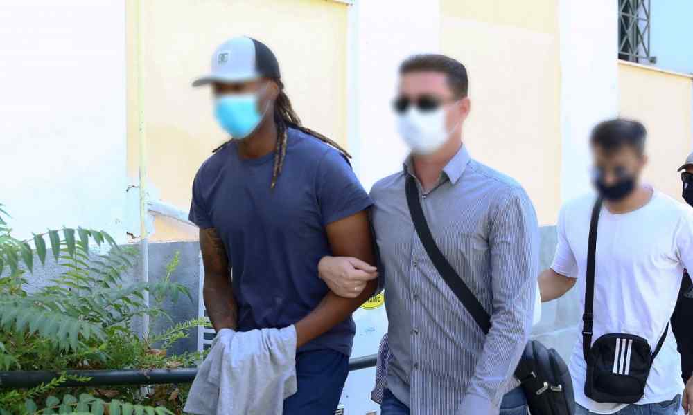"&Epsilon;ί&mu;&alpha;&iota; &alpha;&theta;ώ&omicron;&sigmaf;, ό&lambda;&alpha; &gamma;ί&nu;&omicron;&nu;&tau;&alpha;&iota; &gamma;&iota;&alpha; &tau;&alpha; &lambda;&epsilon;&phi;&tau;ά!" &phi;ώ&nu;&alpha;&xi;&epsilon; &sigma;&tau;&omicron;&upsilon;&sigmaf; &delta;&eta;&mu;&omicron;&sigma;&iota;&omicron;&gamma;&rho;ά&phi;&omicron;&upsilon;&sigmaf; &omicron; &Sigma;&epsilon;&mu;έ&nu;&tau;&omicron;