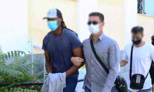 "&Epsilon;ί&mu;&alpha;&iota; &alpha;&theta;ώ&omicron;&sigmaf;, ό&lambda;&alpha; &gamma;ί&nu;&omicron;&nu;&tau;&alpha;&iota; &gamma;&iota;&alpha; &tau;&alpha; &lambda;&epsilon;&phi;&tau;ά!" &phi;ώ&nu;&alpha;&xi;&epsilon; &sigma;&tau;&omicron;&upsilon;&sigmaf; &delta;&eta;&mu;&omicron;&sigma;&iota;&omicron;&gamma;&rho;ά&phi;&omicron;&upsilon;&sigmaf; &omicron; &Sigma;&epsilon;&mu;έ&nu;&tau;&omicron;