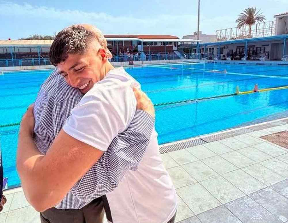 &Chi;ά&lambda;&kappa;&iota;&nu;&omicron;&sigmaf; &omicron; &Omicron;&Phi;&Eta;-&Tau;&omicron; &sigma;&upsilon;&gamma;&kappa;&lambda;&omicron;&nu;&iota;&sigma;&tau;&iota;&kappa;ό &phi;&iota;&nu;ά&lambda;&epsilon; &sigma;&epsilon; &pi;&alpha;&iota;&chi;&nu;ί&delta;&iota; &theta;&rho;ί&lambda;&epsilon;&rho; (VIDEO+&Phi;&Omega;&Tau;&Omicron;&Gamma;&Rho;&Alpha;&Phi;&Iota;&Epsilon;&Sigma;)