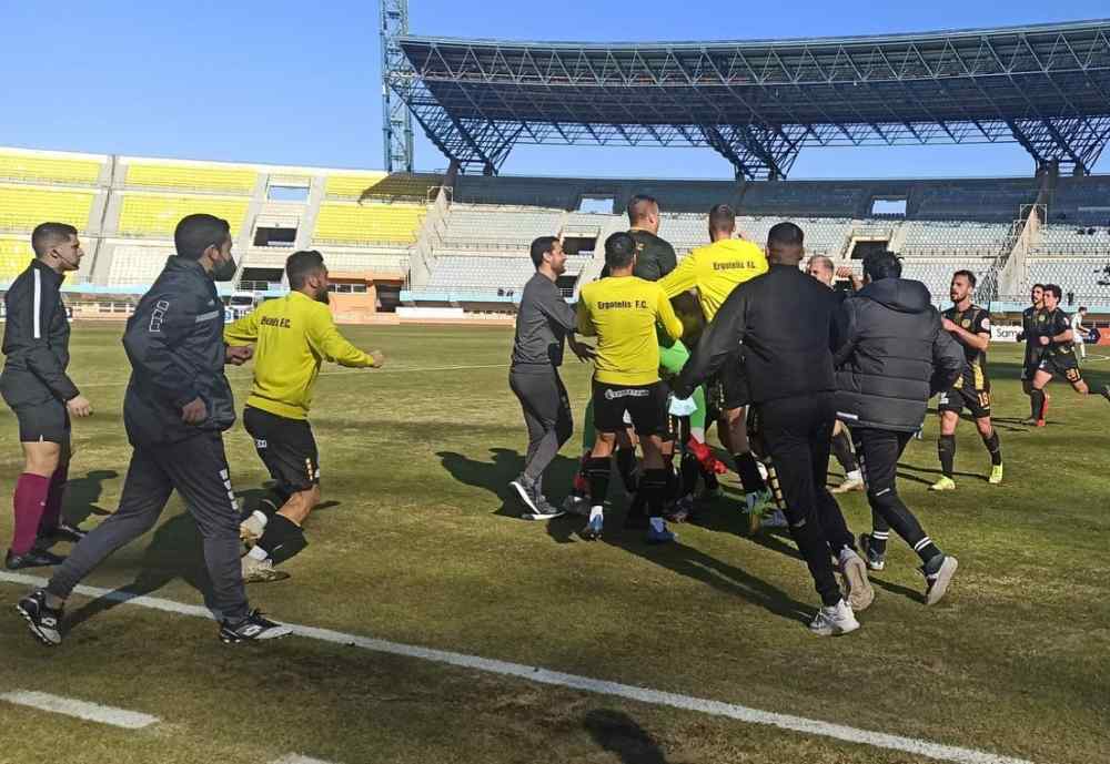 &Zeta;&omega;&gamma;&rho;ά&phi;&iota;&zeta;&epsilon; &omicron; &Kappa;&omicron;&kappa;&kappa;ί&nu;&eta;&sigmaf;, &epsilon;&kappa;&tau;&epsilon;&lambda;&omicron;ύ&sigma;&epsilon; &omicron; &Kappa;&omega;&sigma;&tau;&alpha;&nu;ά&sigma;&iota;&omicron;&sigmaf;