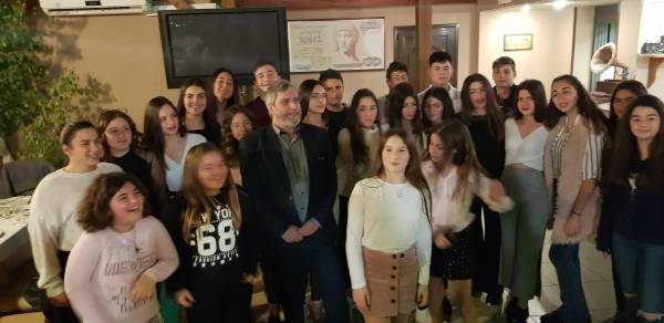 &Gamma;&iota;ά&nu;&nu;&eta;&sigmaf; &Delta;&alpha;&nu;&delta;ά&lambda;&eta;&sigmaf;: "&Eta; &chi;&alpha;&rho;ά &mu;&omicron;&upsilon; &epsilon;ί&nu;&alpha;&iota; &nu;&alpha; &beta;&lambda;έ&pi;&omega; &mu;&iota;&kappa;&rho;ά &pi;&alpha;&iota;&delta;&iota;ά &sigma;&tau;&omicron;&nu; &alpha;&theta;&lambda;&eta;&tau;&iota;&sigma;&mu;ό"