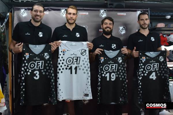 T&alpha; Cosmos Sport &kappa;&omicron;&nu;&tau;ά &sigma;&tau;&eta;&nu; &pi;&rho;&omicron;&sigma;&pi;ά&theta;&epsilon;&iota;&alpha; &tau;&eta;&sigmaf; &omicron;&mu;ά&delta;&alpha;&sigmaf; &mu;&pi;ά&sigma;&kappa;&epsilon;&tau; &tau;&omicron;&upsilon; &Omicron;&Phi;&Eta;