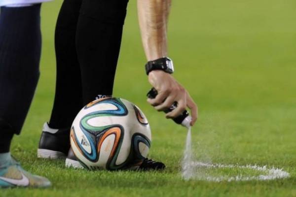 O &delta;&iota;&alpha;&iota;&tau;&eta;&tau;ή&sigmaf; &pi;&omicron;&upsilon; &sigma;&phi;&upsilon;&rho;ί&zeta;&epsilon;&iota; &tau;&omicron;&nu; &Omicron;&Phi;&Eta;