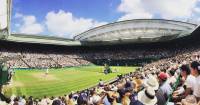 &Omicron; &kappa;&omicron;&rho;&omega;&nu;&omicron;ϊό&sigmaf; &upsilon;&pi;&omicron;&chi;&rho;έ&omega;&sigma;&epsilon; (&kappa;&alpha;&iota;) &tau;&omicron; &theta;&rho;&upsilon;&lambda;&iota;&kappa;ό Wimbledon &sigma;&tau;&eta;&nu; &pi;&rho;ώ&tau;&eta; &tau;&omicron;&upsilon; ή&tau;&tau;&alpha; &mu;&epsilon;&tau;ά &tau;&omicron;&nu; &Beta;' &Pi;&alpha;&gamma;&kappa;ό&sigma;&mu;&iota;&omicron; &pi;ό&lambda;&epsilon;&mu;&omicron;