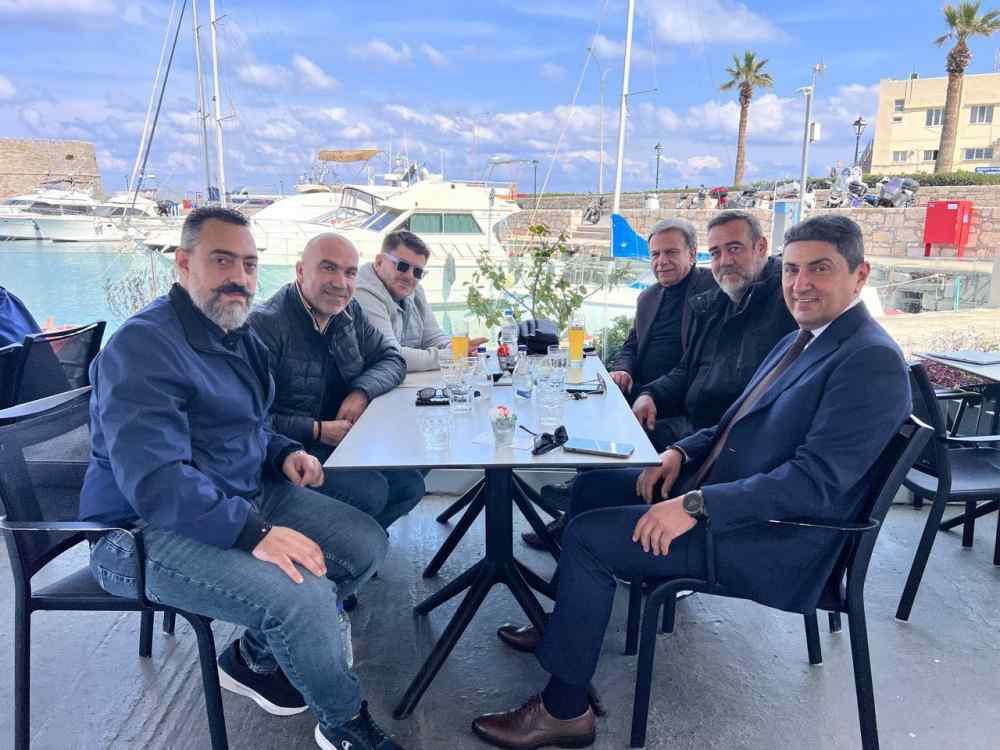 &Epsilon;&rho;&alpha;&sigma;&iota;&tau;έ&chi;&nu;&eta;&sigmaf; &Omicron;&Phi;&Eta;: &Sigma;&upsilon;&nu;ά&nu;&tau;&eta;&sigma;&eta; &mu;&epsilon; &tau;&omicron;&nu; &Lambda;&epsilon;&upsilon;&tau;έ&rho;&eta; &Alpha;&upsilon;&gamma;&epsilon;&nu;ά&kappa;&eta; &gamma;&iota;&alpha; &tau;&omicron; &gamma;ή&pi;&epsilon;&delta;&omicron; &sigma;&tau;&eta;&nu; &Alpha;&mu;&mu;&omicron;&upsilon;&delta;ά&rho;&alpha;