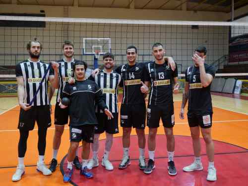 To &chi;&alpha;&mu;ό&gamma;&epsilon;&lambda;&omicron; &epsilon;&pi;έ&sigma;&tau;&rho;&epsilon;&psi;&epsilon; &sigma;&tau;&alpha; &chi;&epsilon;ί&lambda;&eta; &tau;&omicron;&upsilon;&sigmaf;