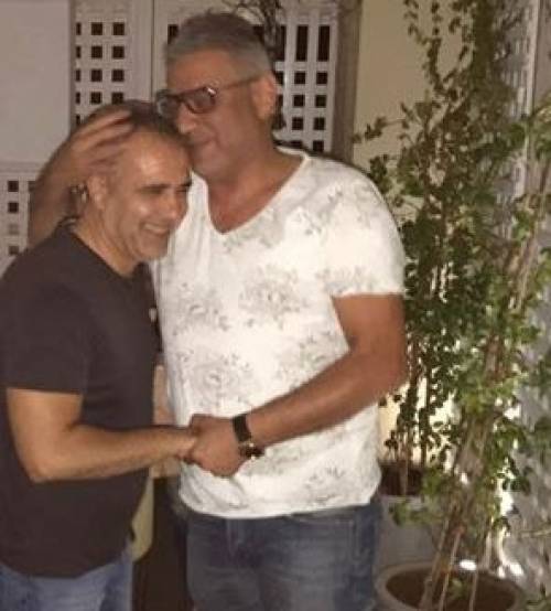 &Mu;&epsilon; &mu;&iota;&alpha; &phi;&omega;&tau;&omicron;&gamma;&rho;&alpha;&phi;ί&alpha; &kappa;&alpha;&iota; &mu;&iota;&alpha; &alpha;&gamma;&kappa;&alpha;&lambda;&iota;ά έ&gamma;&iota;&nu;&epsilon; &omicron; "&sigma;&alpha;&sigma;&mu;ό&sigmaf;"