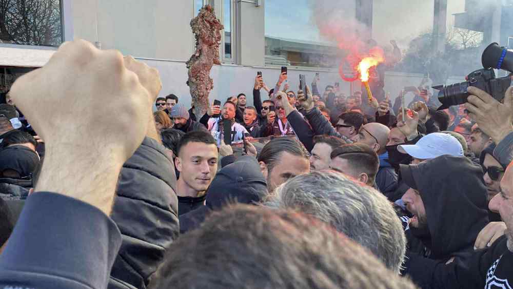 "&Omicron;&mu;&iota;&lambda;ά&rho;&alpha;, &phi;έ&rho;&epsilon; &mu;&alpha;&sigmaf; &tau;&omicron; &Kappa;ύ&pi;&epsilon;&lambda;&lambda;&omicron;!"-&Sigma;&upsilon;&gamma;&kappa;&lambda;&omicron;&nu;&iota;&sigma;&tau;&iota;&kappa;ό&sigmaf; &sigma;&tau;&eta;&nu; &Lambda;&iota;&beta;&alpha;&delta;&epsilon;&iota;ά &omicron; &kappa;ό&sigma;&mu;&omicron;&sigmaf; &tau;&omicron;&upsilon; &Omicron;&Phi;&Eta;