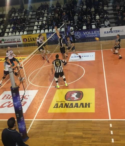 &Sigma;&epsilon; &pi;&alpha;&iota;&chi;&nu;ί&delta;&iota; &delta;&iota;&alpha;&phi;ή&mu;&iota;&sigma;&eta; &tau;&omicron;&upsilon; &beta;ό&lambda;&epsilon;&iota;, &omicron; &Omicron;&Phi;&Eta; &pi;ή&rho;&epsilon; &tau;&omicron;&nu; &pi;ό&nu;&tau;&omicron;, &alpha;&lambda;&lambda;ά έ&chi;&alpha;&sigma;&epsilon; &sigma;&tau;&omicron; &tau;&alpha;ί-&mu;&pi;&rho;έ&iota;&kappa;