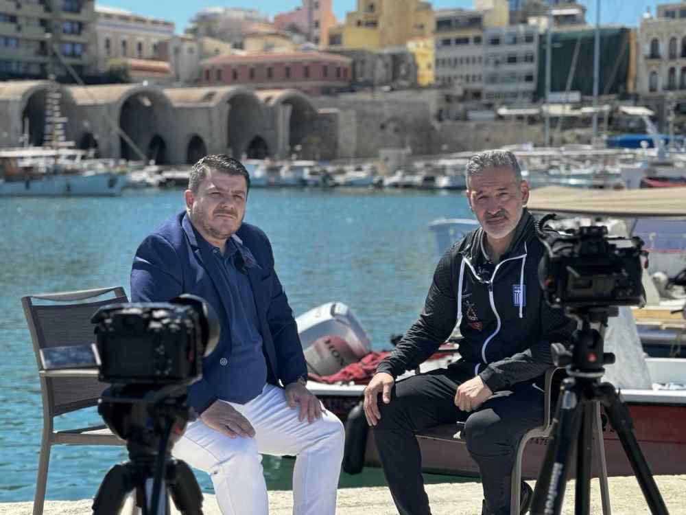 &Eta; &Epsilon;&theta;&nu;&iota;&kappa;ή &omicron;&mu;ά&delta;&alpha; &pi;&omicron;&delta;&omicron;&sigma;&phi;&alpha;ί&rho;&omicron;&upsilon; &gamma;&upsilon;&nu;&alpha;&iota;&kappa;ώ&nu; &pi;&alpha;ί&zeta;&epsilon;&iota; &mu;&pi;ά&lambda;&alpha; &sigma;&tau;&omicron; WINNER