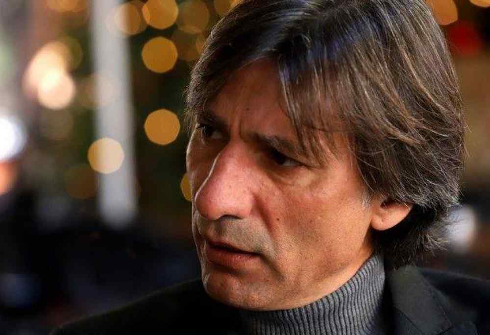 &Omicron; &Pi;έ&tau;&rho;&omicron;&sigmaf; &Mu;&alpha;&rho;&iota;&nu;ά&kappa;&eta;&sigmaf; &sigma;&tau;&omicron;&nu; &Sigma;&Kappa;&Alpha;&Iota; &Kappa;&Rho;&Eta;&Tau;&Eta;&Sigma; 92.1: "&Tau;&omicron; &Gamma;&epsilon;&nu;&tau;ί &Kappa;&omicron;&upsilon;&lambda;έ, &delta;&epsilon;&nu; &epsilon;ί&nu;&alpha;&iota; &pi;&iota;&alpha; &kappa;ά&sigma;&tau;&rho;&omicron;" (audio)